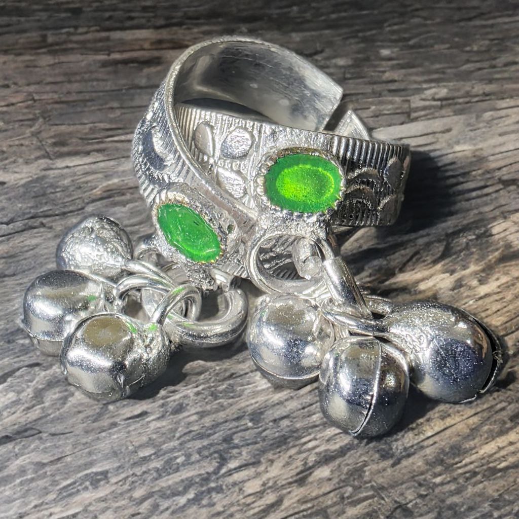Vintage Style GERMANSILVERS Toe Rings with Green Stone and Bells, Traditional Indian toe ring Design, Set of 2